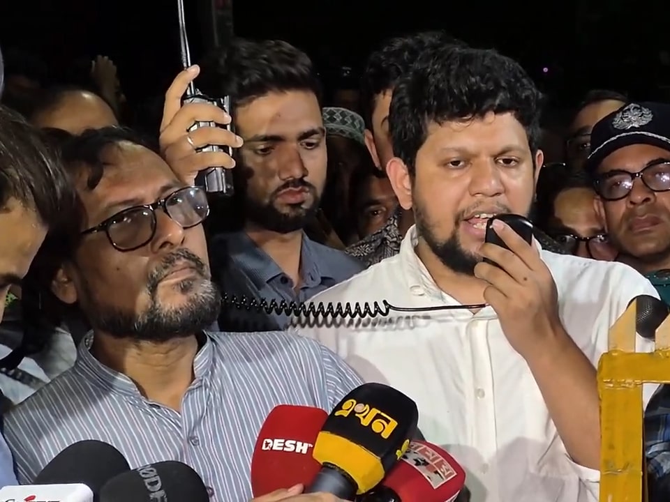 বোতল নিক্ষেপকারী জামায়াত কর্মী হতে পারে, সন্দেহ উপদেষ্টা মাহফুজ আলমের