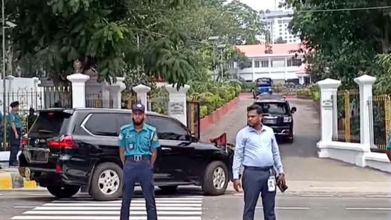 চট্টগ্রাম সার্কিট হাউসে প্রধান উপদেষ্টা