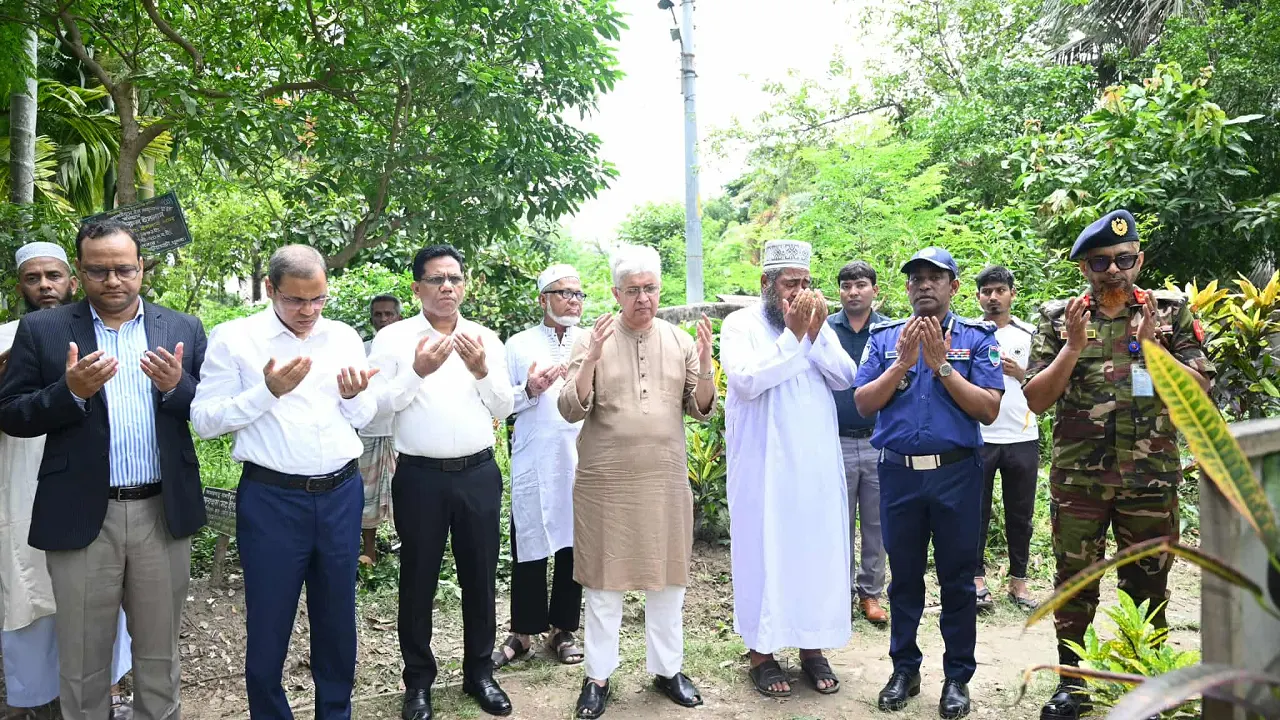 উপদেষ্টা আদিলুর খুলনায় শহীদ রায়হানের স্মৃতিতে শ্রদ্ধার্ঘ্য নিবেদন করেন