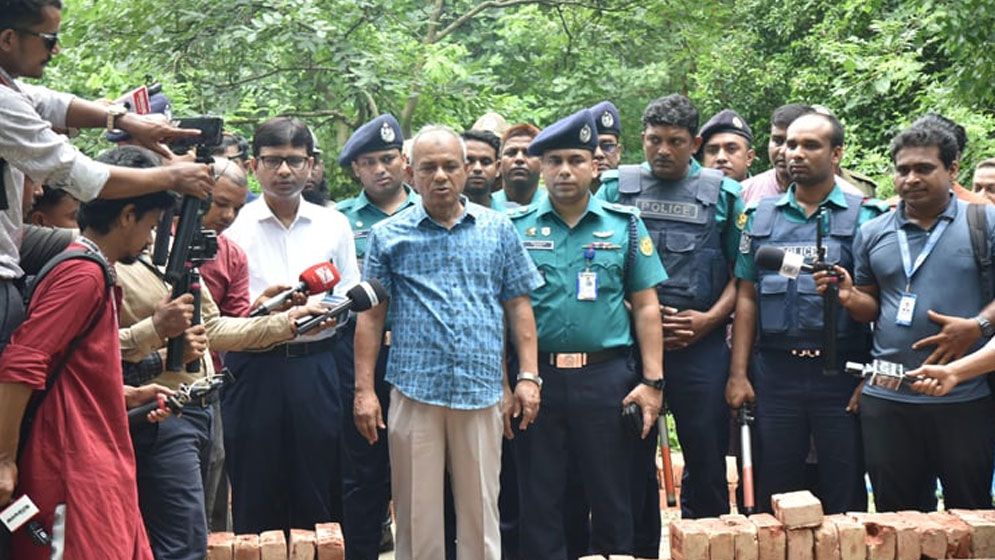 "জুলাই শহীদদের পরিচয় মিলবে ডিএনএ পরীক্ষায়: জানালেন স্বরাষ্ট্র উপদেষ্টা"