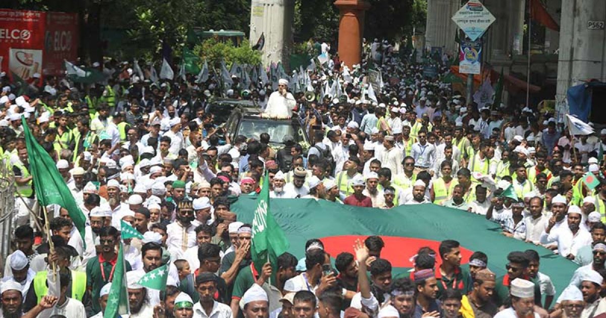 রাজধানীতে জশনে জুলুসে মানুষের ঢল