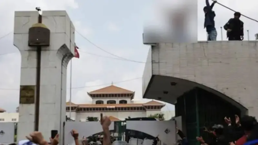 নেপালে আন্দোলনকারীদের পাশে দাঁড়াল শিল্পীরা