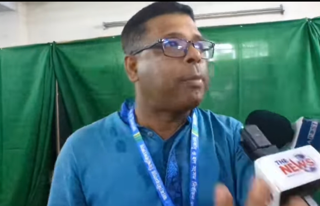 জাকসু নির্বাচনে অবৈধভাবে ছাত্রী হলে প্রবেশ, নিজেকে পর্যবেক্ষক দাবি করলেন জাবি অধ্যাপক
