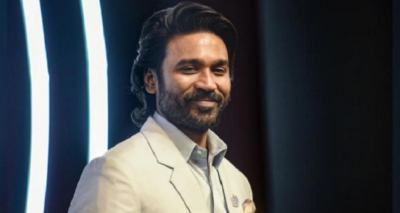 ছোটবেলায় অর্থকষ্টে ফুল বিক্রি করতেন ধানুশ!