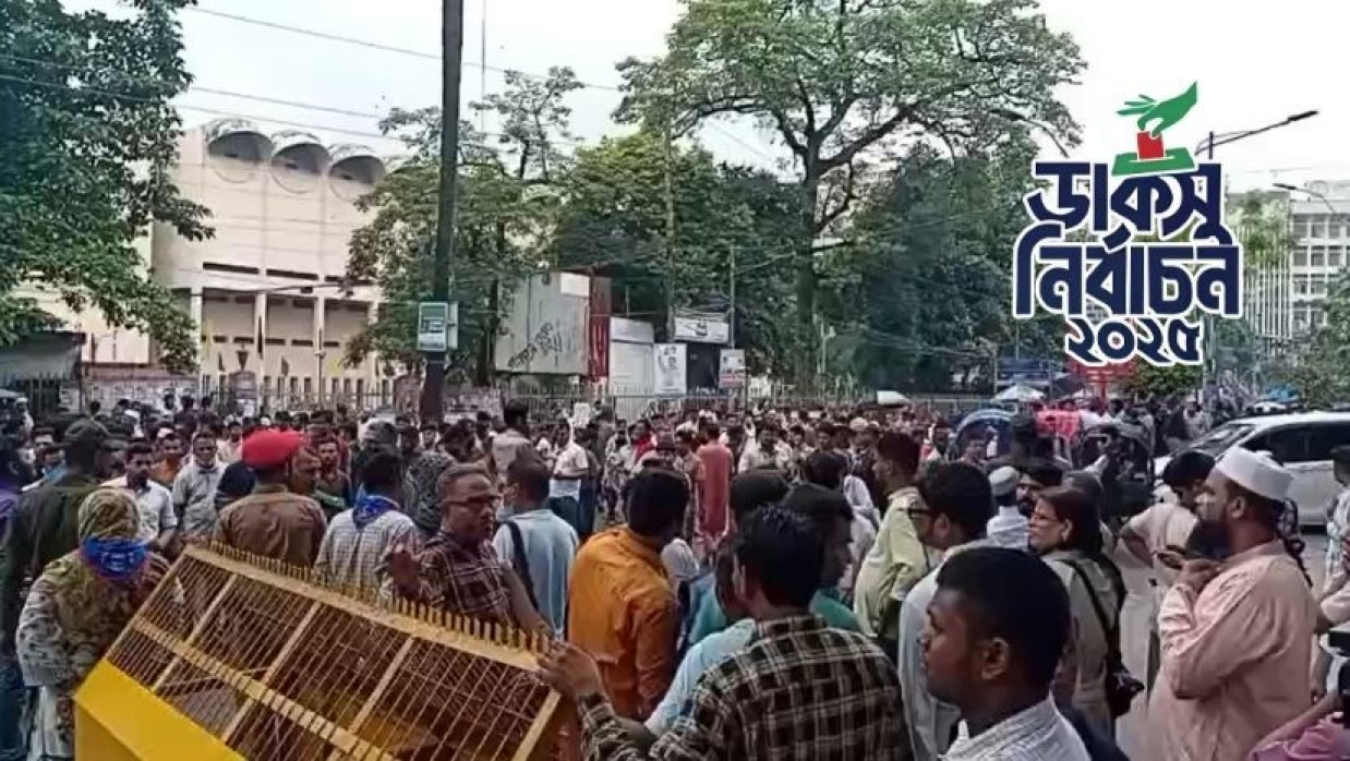 শাহবাগ-নীলক্ষেতসহ ক্যাম্পাসের চারপাশে অস্বাভাবিক ভিড় বাড়ছে