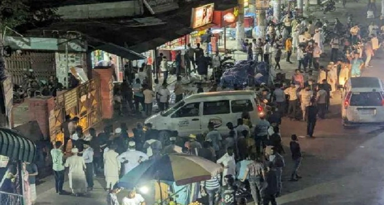 হঠাৎ জাবির প্রধান ফটকে জামায়াত নেতাকর্মীদের অবস্থান!