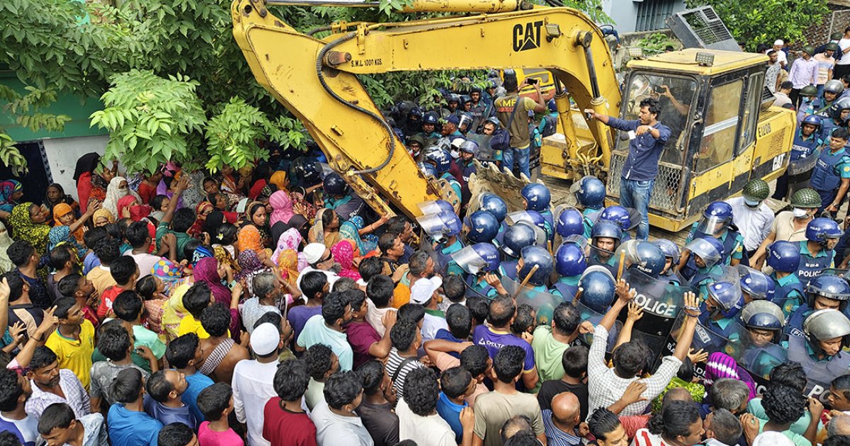 খুলনায় বাস্তুহারা কলোনিতে উচ্ছেদ অভিযান স্থগিত, সংঘর্ষে ওসিসহ আহত ৩০