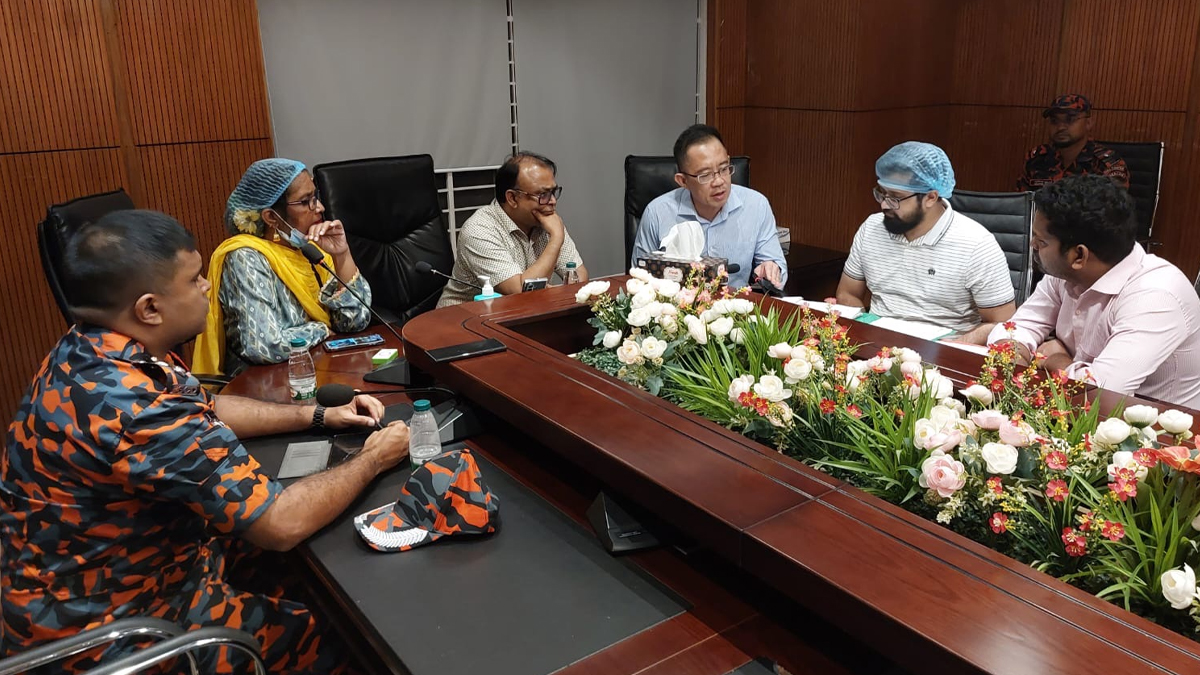 আহত ফায়ার ফাইটারদের চিকিৎসায় ঢাকায় এসে পৌঁছেছেন সিঙ্গাপুরের চিকিৎসক