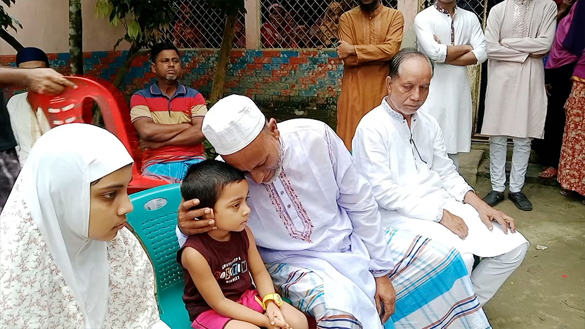 ফায়ার ফাইটার নুরুল হুদাকে পারিবারিক কবরস্থানে দাফন