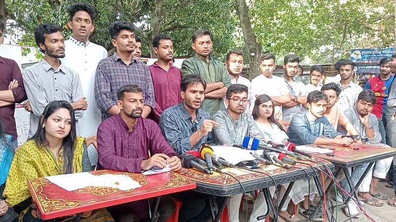 ম্যানুয়াল পদ্ধতিতে রাকসু ভোট গণনাসহ ১২ দফা দাবি ছাত্রদলসহ ২ প্যানেলের