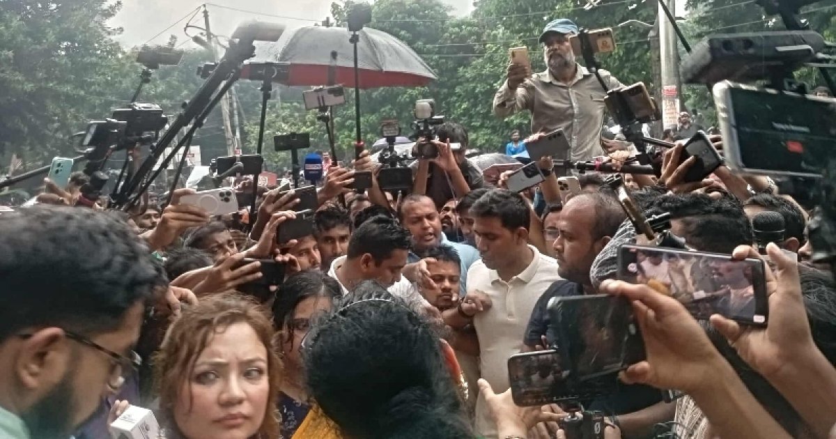 প্রশাসনের সাথে ছাত্রদলের বাগবিতণ্ডা, টিএসসিতে উত্তেজনা