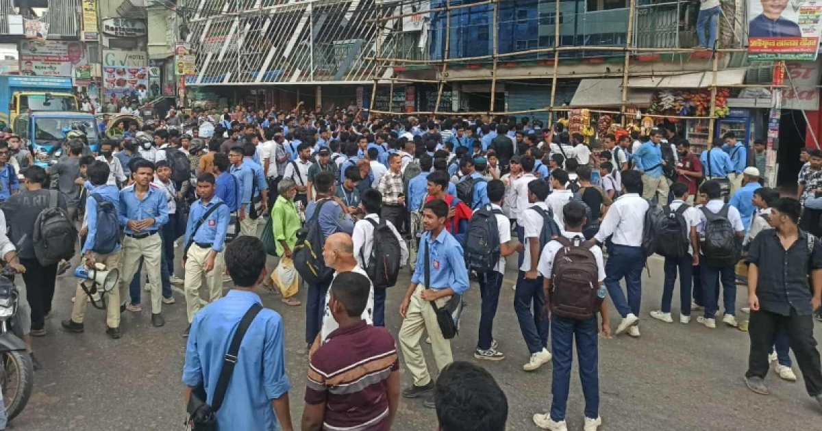 ফার্মগেটে শিক্ষার্থীদের সড়ক অবরোধ, যান চলাচল বন্ধ