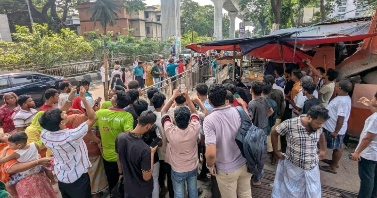 বিয়ারিং প্যাড পড়ে পথচারীর মৃত্যু, মেট্রোরেল চলাচল বন্ধ