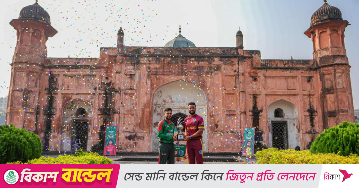 ঐতিহাসিক লালবাগে ট্রফি হাতে হাস্যোজ্জ্বল মিরাজ-হোপ