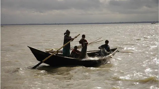 মা ইলিশ রক্ষা অভিযানে নৌপুলিশের বিরুদ্ধে ঘুষ বাণিজ্যের অভিযোগ