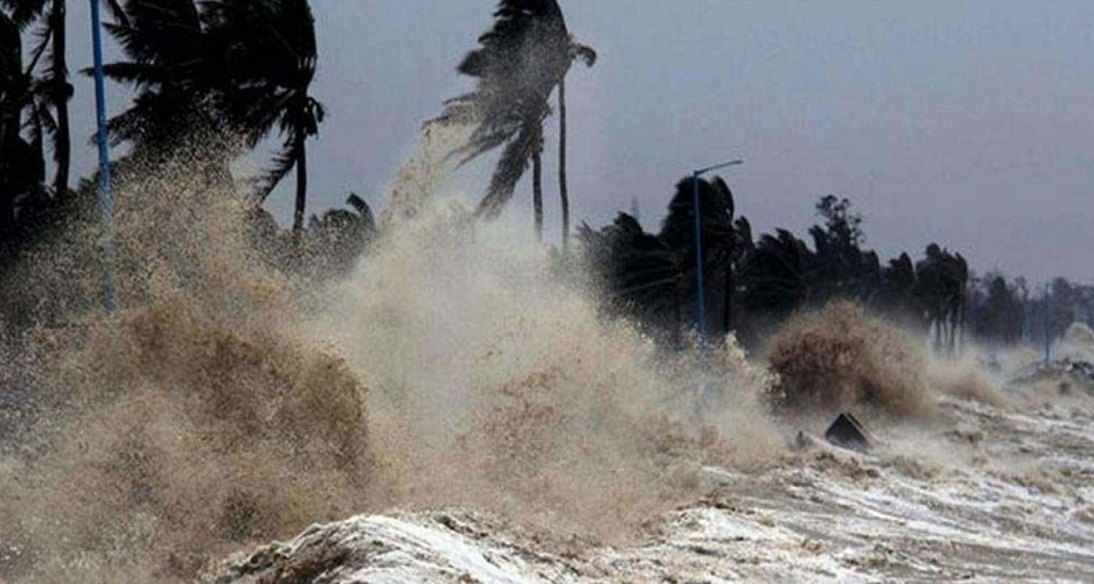 অবশেষে যেখানে আঘাত হানলো ঘূর্ণিঝড় মোন্থা