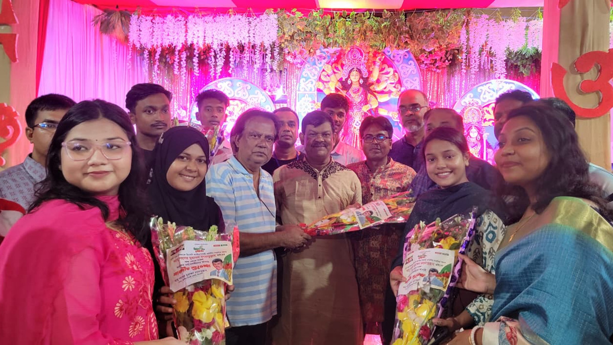 দুর্গা পূজায় নিজ এলাকার সনাতন ধর্মাবলম্বীদের পাশে বিএনপি নেতা রহমাতুল্লাহ