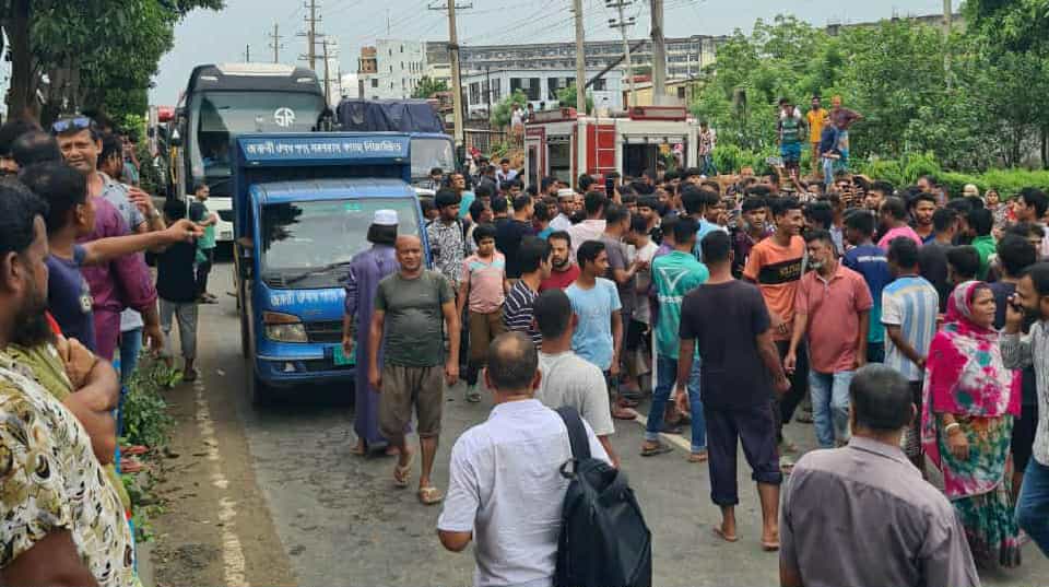 জলাবদ্ধতা নিরসনের দাবীতে সাভারে মহাসড়ক অবরোধ