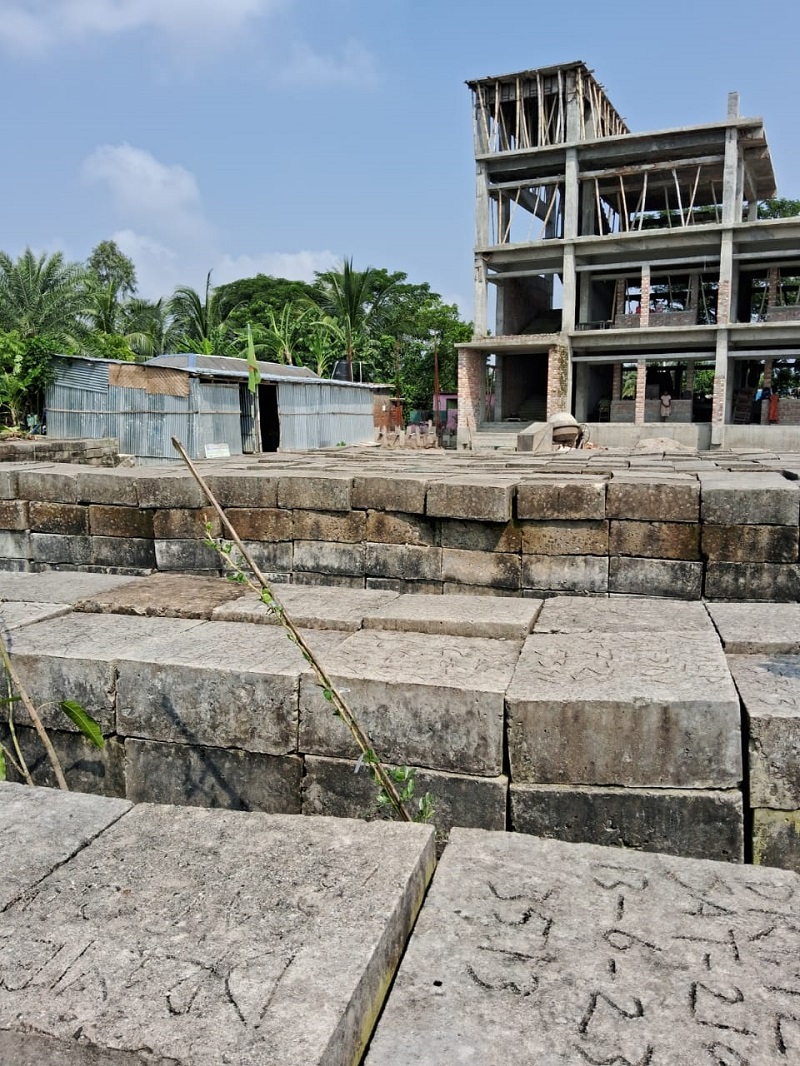 সাতক্ষীরায় বিদ্যালয়ের মাঠ দখল করে ভবন নির্মাণ, খেলাধুলা বঞ্চিত ১৫০ শিক্ষার্থীরা
