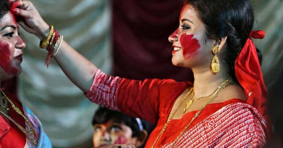 বিজয়া দশমীতে সিঁদুর খেলায় মেতেছেন নারীরা