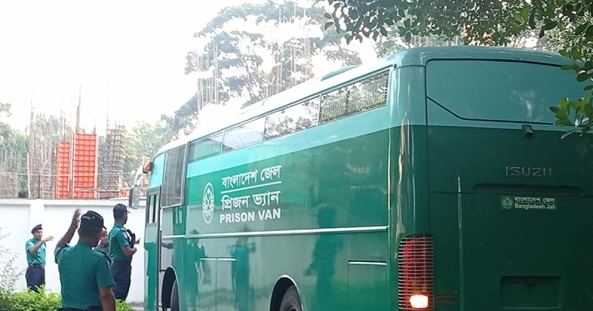 শীতাতপ নিয়ন্ত্রিত প্রিজন ভ্যানে ট্রাইব্যুনাল ত্যাগ করলেন ১৫ সেনা কর্মকর্তা