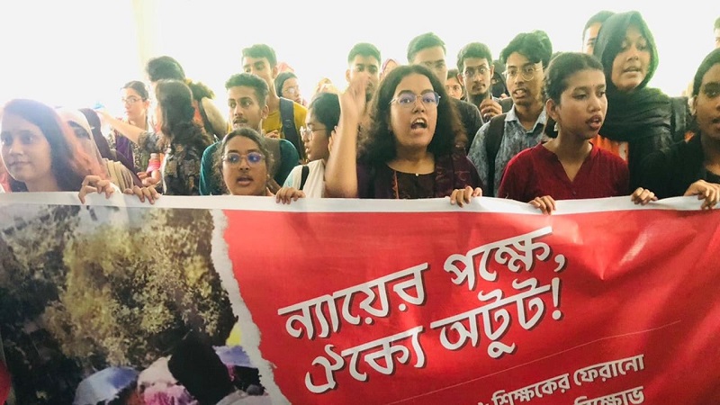 ঢাবিতে ফিরতে শুরু করেছে আওয়ামী ক্যাডার শিক্ষকরা, ক্ষুব্ধ শিক্ষার্থীরা