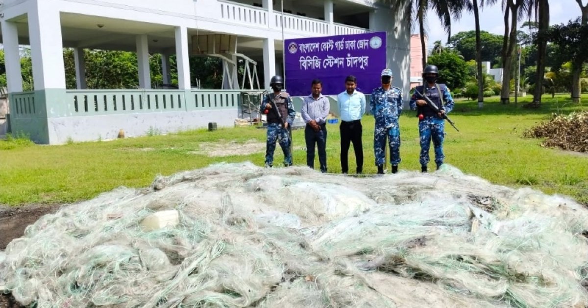 মেঘনায় নিষেধাজ্ঞা অমান্য করে মাছ ধরায় ১৭ জেলে আটক