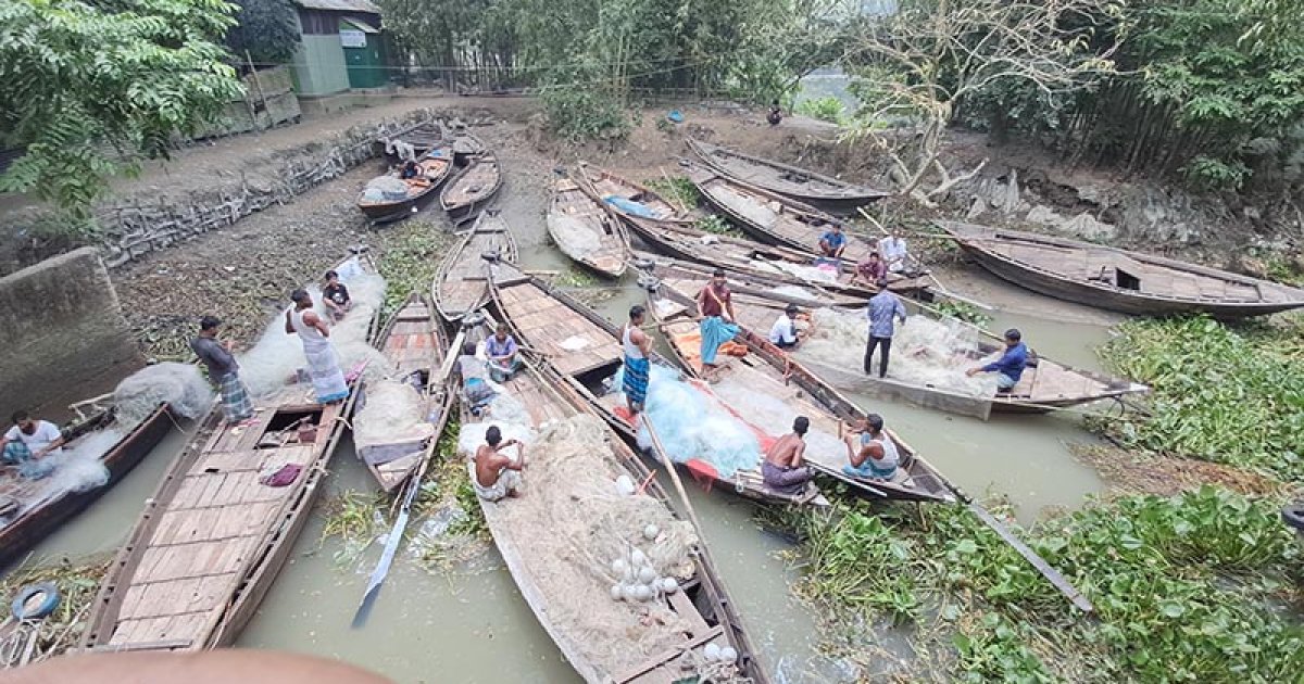 রাতেই কাটছে নিষেধাজ্ঞা, ইলিশ ধরতে প্রস্তুত জেলেরা