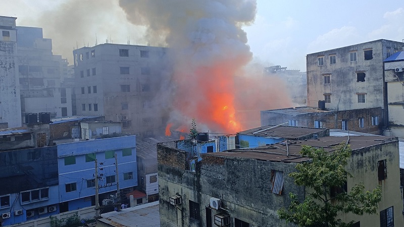 মিরপুরে পোশাক কারখানা ও কেমিক্যাল গুদামে আগুন, নিহত ৫