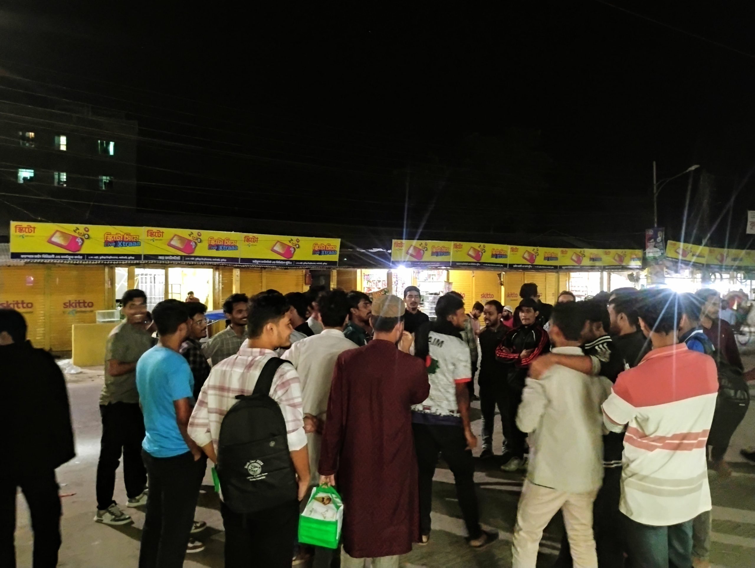 শেখ হাসিনার ফাঁসির রায়ে কুবিতে মিষ্টি বিতরণ