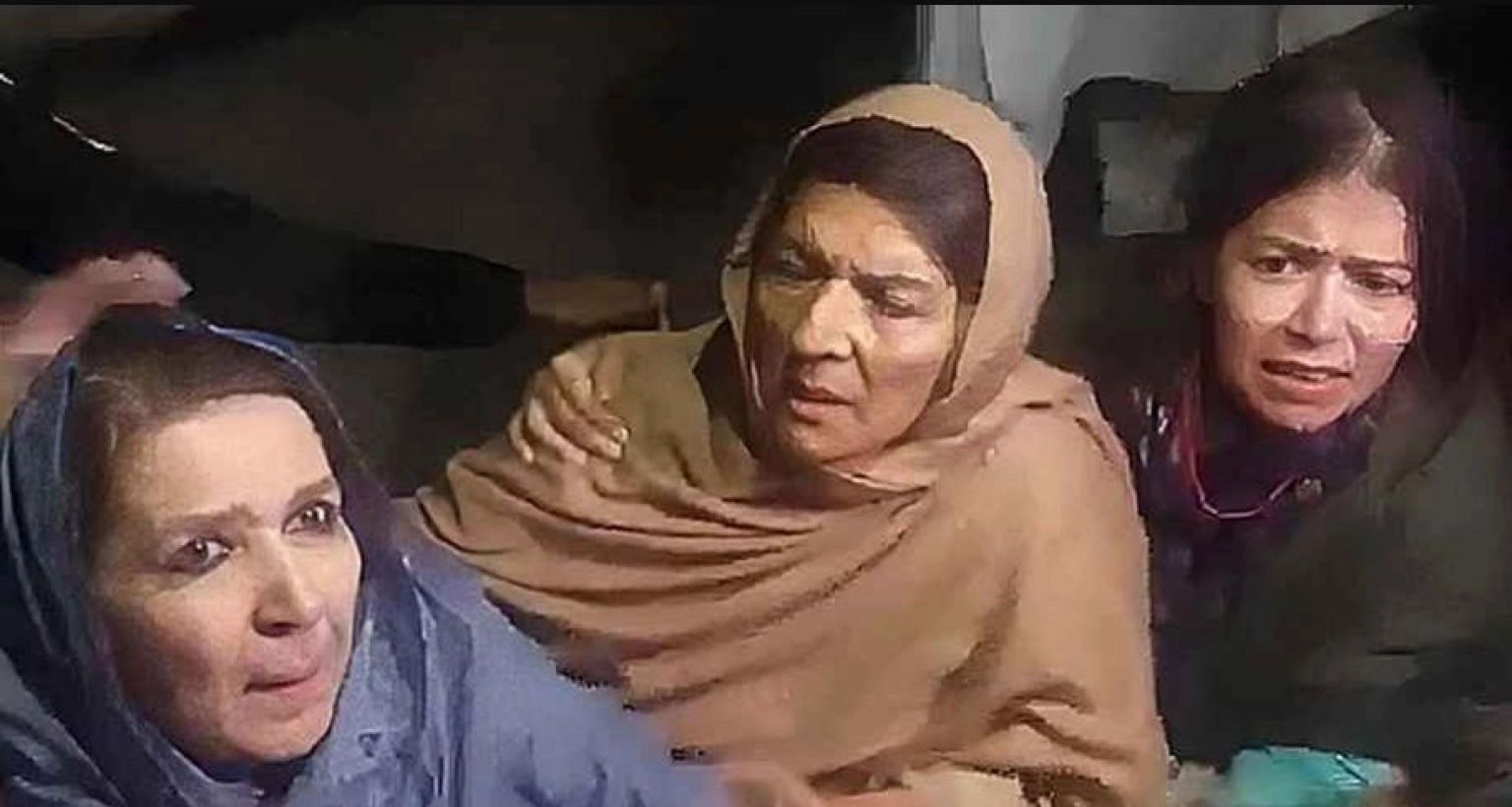 এবার ইমরান খানের ৩ বোনকে ধরে নিয়ে গেল পুলিশ