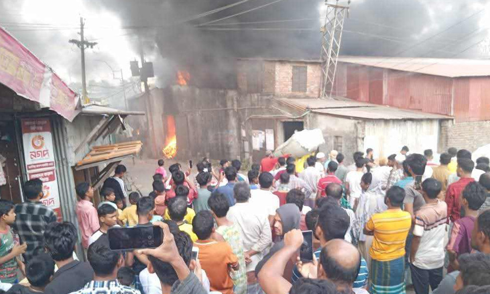 ভূমিকম্পের পর বৈদ্যুতিক শর্ট সার্কিটে নারায়ণগঞ্জে তুলার গোডাউনে আগুন