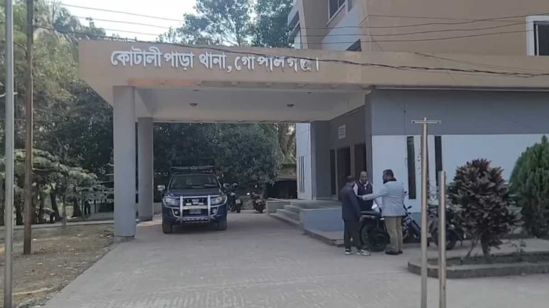 কোটালীপাড়া থানা ও উপজেলা পরিষদ লক্ষ্য করে ককটেল হামলা, ৩ পুলিশ আহত