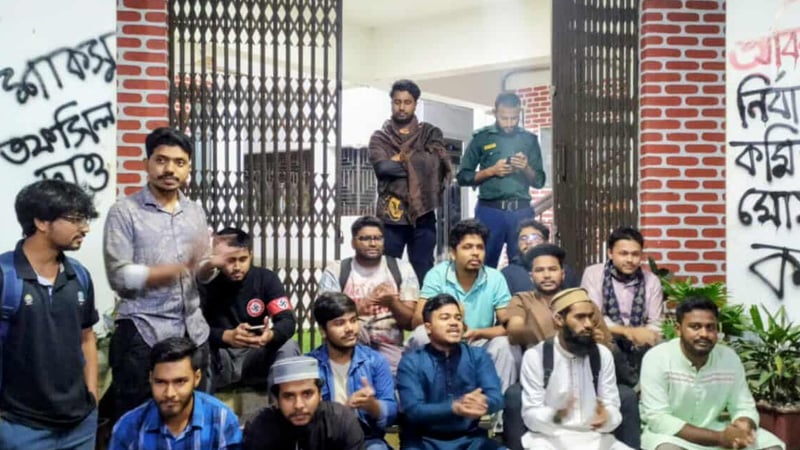 শাকসু নির্বাচন আয়োজন ও তপসিল ঘোষণার দাবিতে রাতে প্রশাসনিক ভবনে তালা