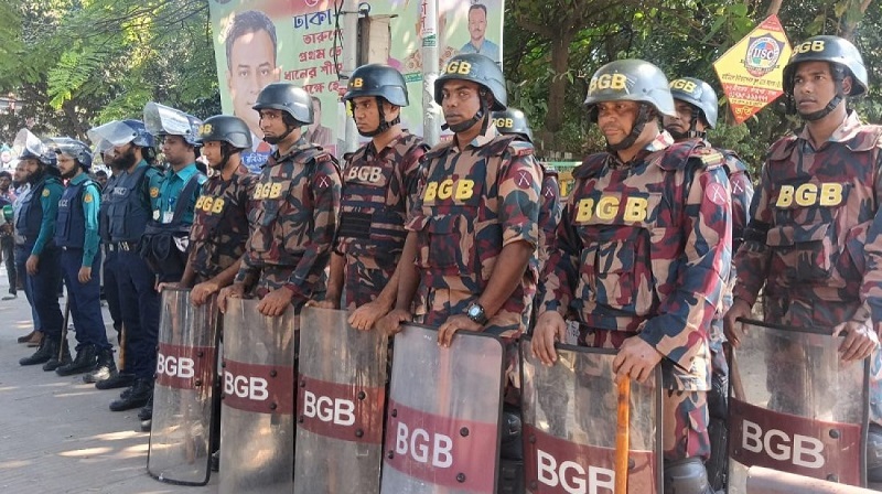 ধানমন্ডি ৩২ নম্বরে কড়া পাহারায় সেনাবাহিনী-বিজিবি ও পুলিশ