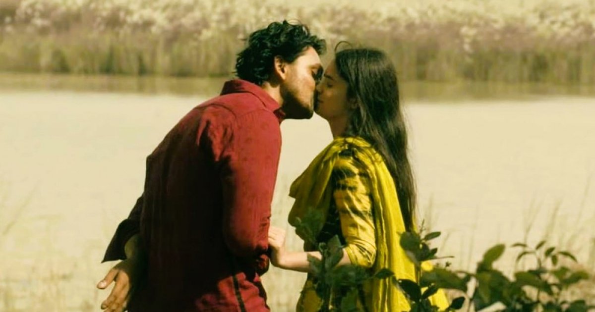 আলোচনায় তাদের অন্তরঙ্গ ছবি
