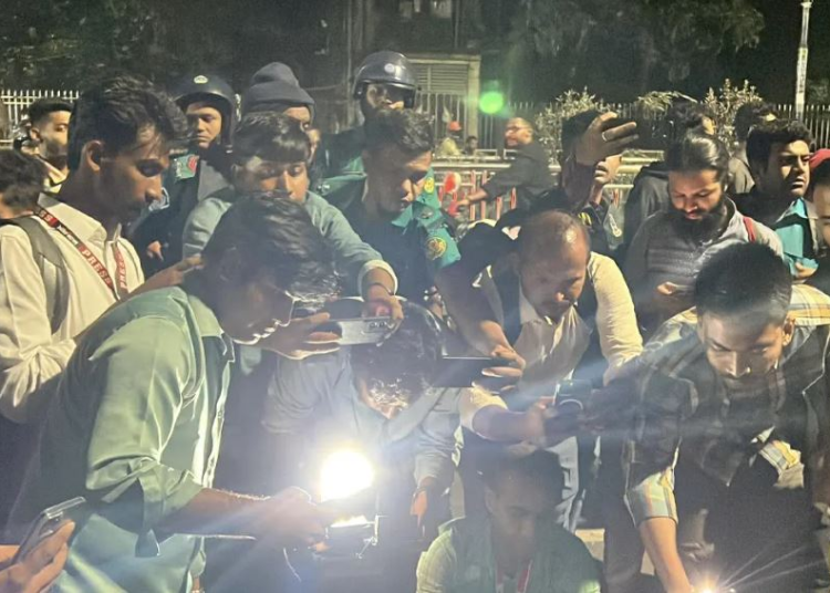 টিএসসি এলাকায় পরপর দুটি ককটেল বিস্ফোরণ