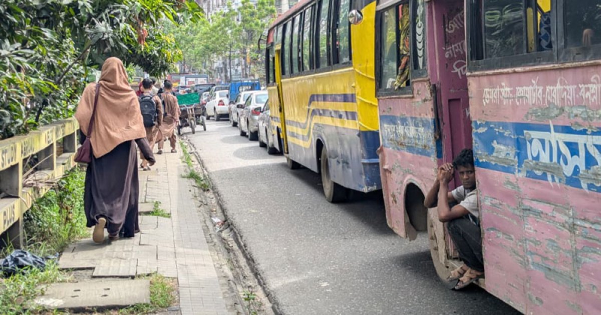 ছুটে চলা শহরে স্থবির জীবন