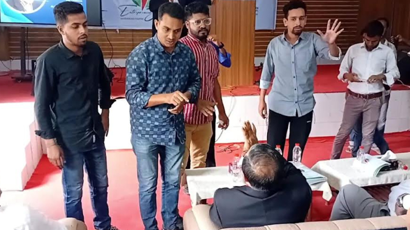 আ. লীগের দোসর আখ্যা দিয়ে বিকেএমইএ সভাপতিকে অনুষ্ঠান থেকে বের করে দিলো ছাত্রদল