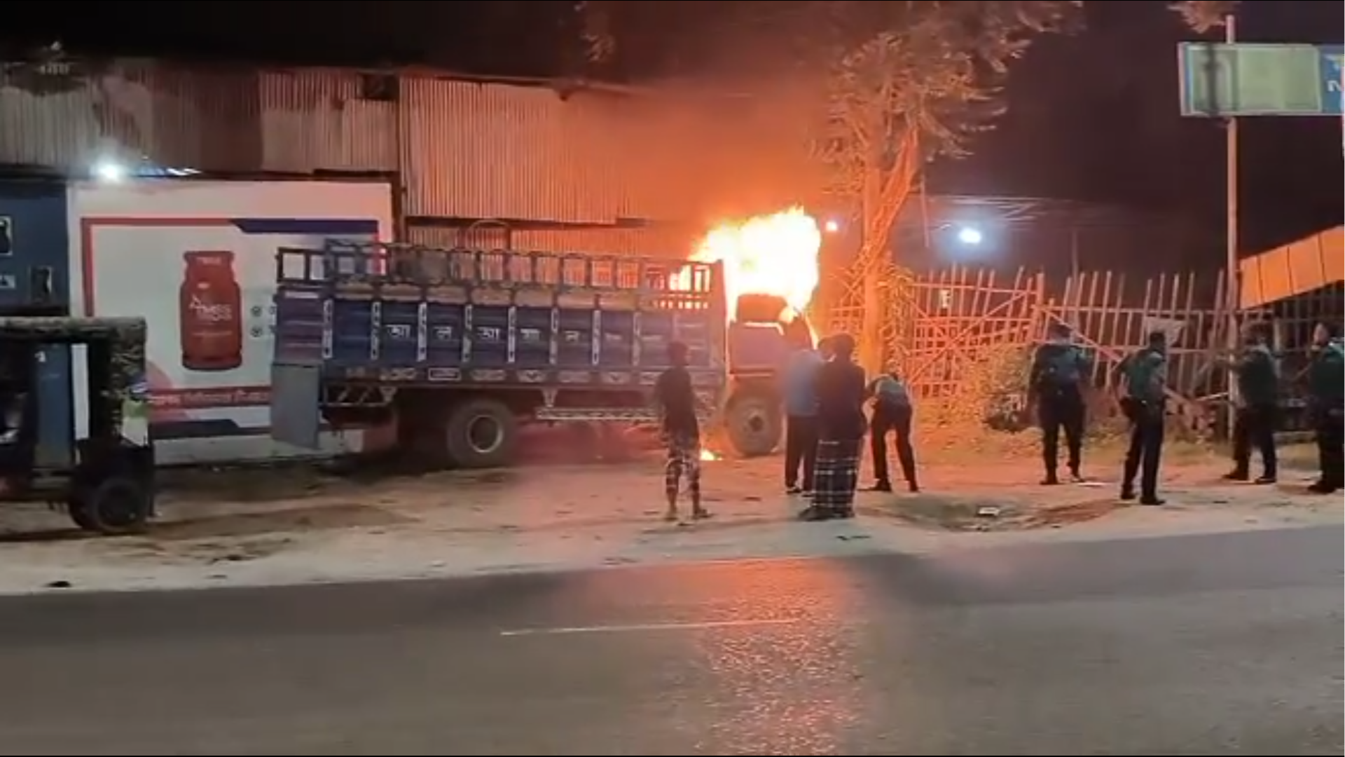 রামপুরায় দাঁড়িয়ে থাকা ট্রাকে দুর্বৃত্তদের আগুন