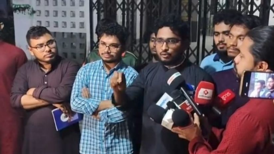 ঢাবি ক্যাম্পাসে নিষিদ্ধ ছাত্রলীগের ব্যানার, শিক্ষার্থীদের প্রতিবাদ