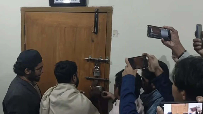 আওয়ামীপন্থি ৬ ডিনের পদত্যাগপত্র লিখে আনলেন আম্মার, অফিসে শিক্ষার্থীদের তালা