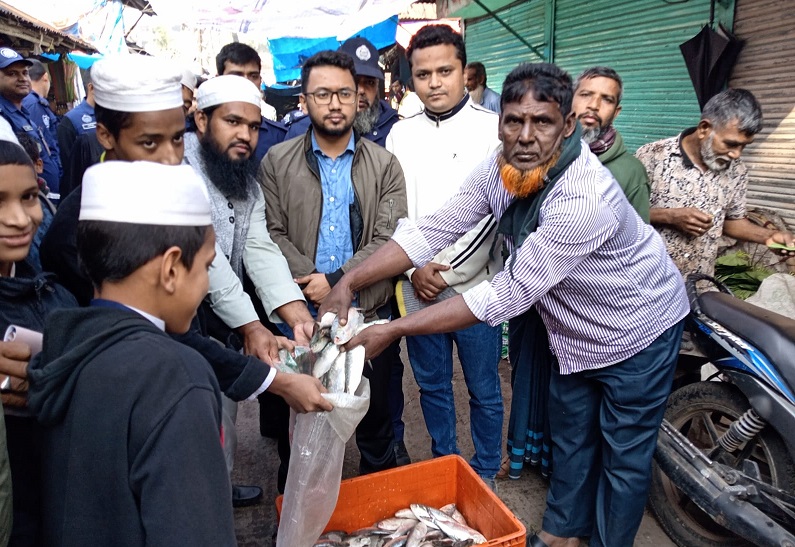 অভিযানে আটক ১২০ কেজি জাটকা এতিমখানায় বিতরণ