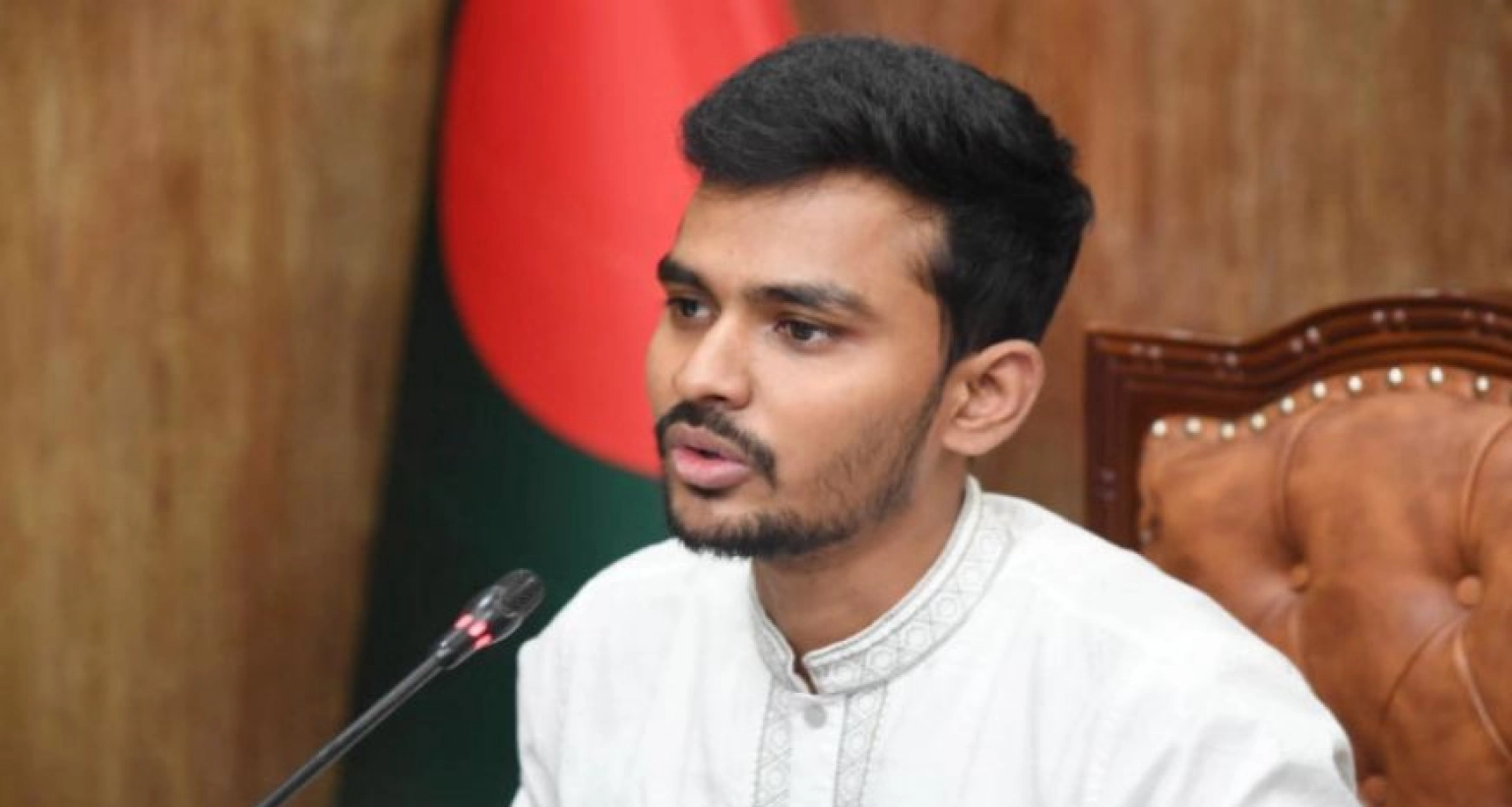 জরুরি প্রেস ব্রিফিং ডেকেছেন উপদেষ্টা আসিফ মাহমুদ, যে গুঞ্জন ছড়িয়ে পড়েছে