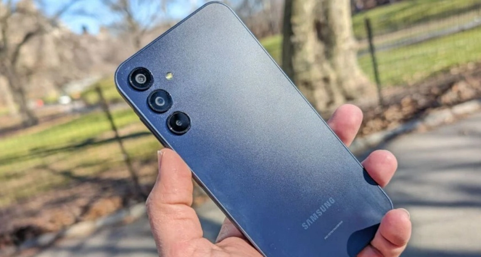 খুবই কম দামে পাওয়া যাচ্ছে Samsung এর প্রিমিয়াম ফোনটি