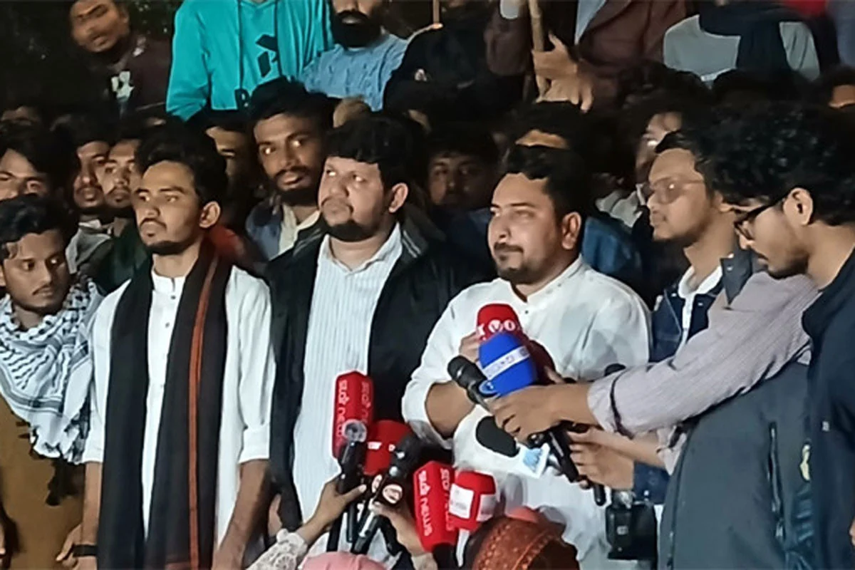 গণমাধ্যমে হামলাকারীদের চিহ্নিত করে বিচারের আওতায় আনতে হবে: মাহফুজ