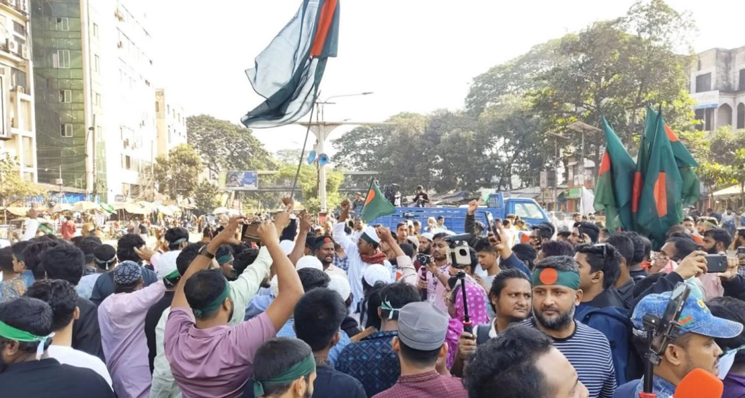 ‘আমরা সবাই হাদি হবো, যুগে যুগে লড়ে যাবো’, স্লোগানে স্লোগানে উত্তাল শাহবাগ