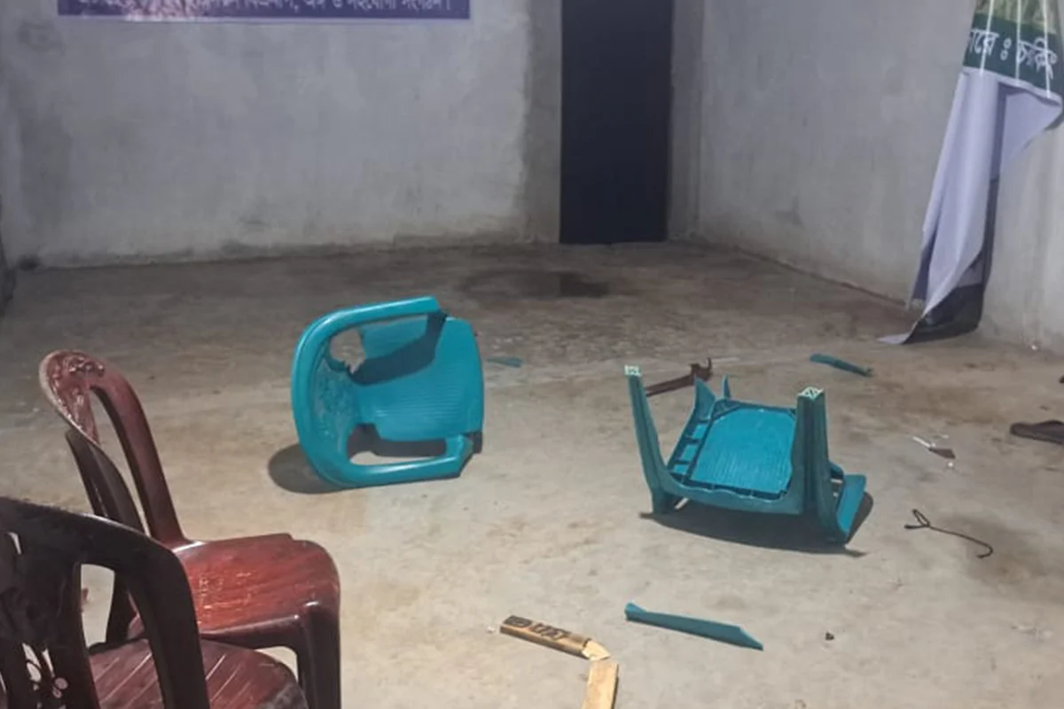 হাতিয়ায় বিএনপি কার্যালয় ভাঙচুর করলো নিষিদ্ধ আওয়ামীলীগ, আহত নেতাকর্মী ৪