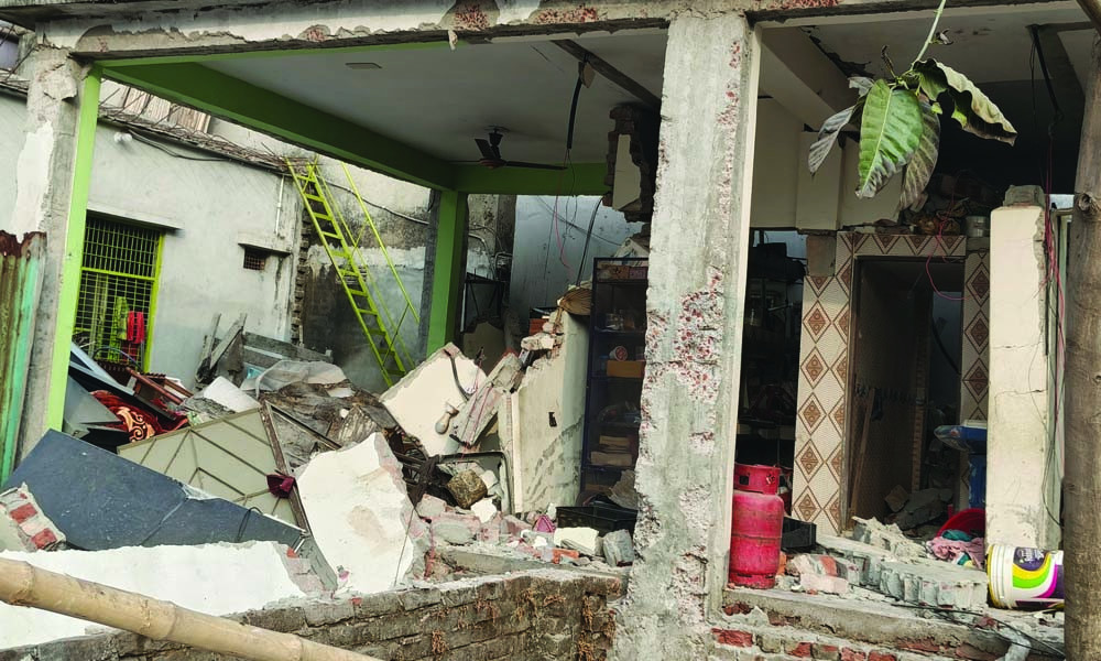 কেরানীগঞ্জে বিস্ফোরণে উড়ে গেল মাদরাসা ভবন, শিশুসহ আহত ৪