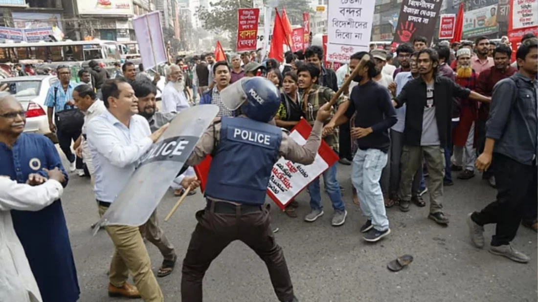 বাম গণতান্ত্রিক জোটসহ কয়েকটি সংগঠনের মিছিলে পুলিশের লাঠিচার্জ, আহত কয়েকজন